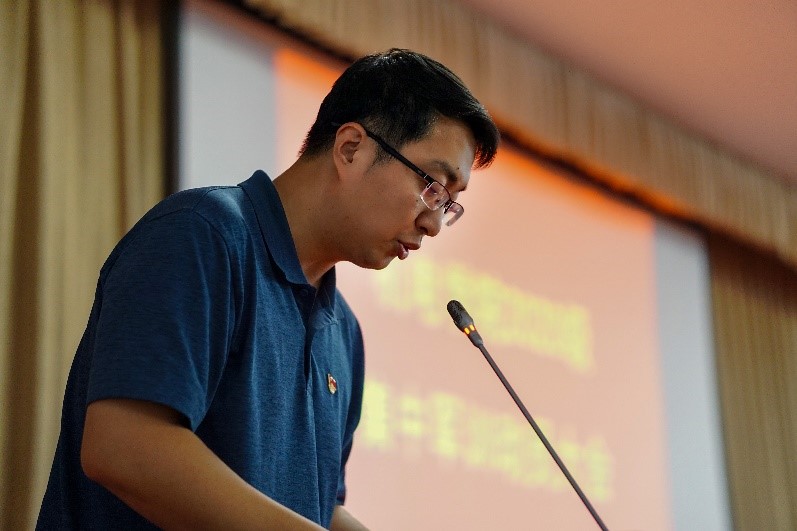 机电学院学工办副主任蔡贺宣布2019级、2020级军训团六营学生干部名单